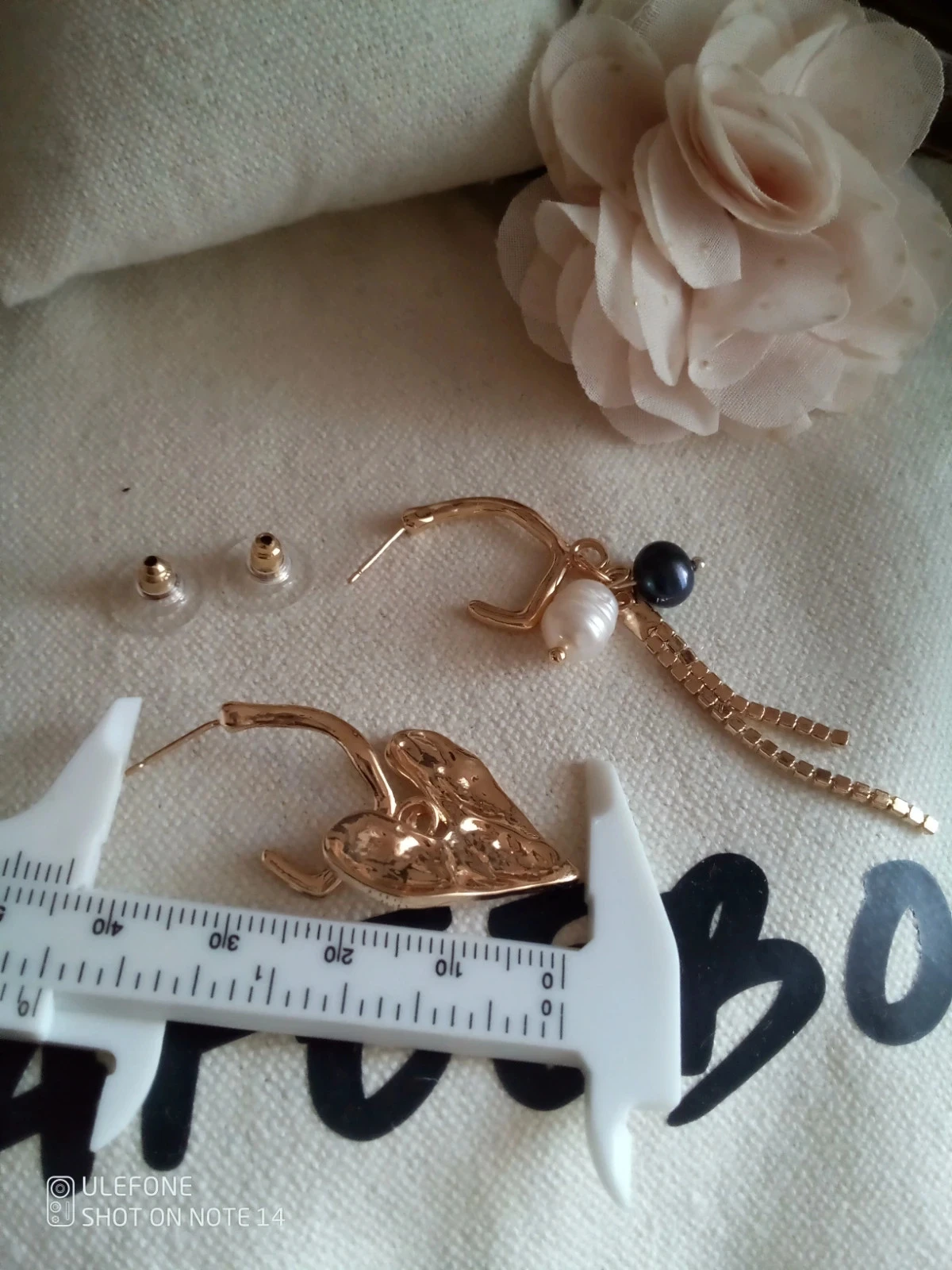 Brincos boêmios assimétricos com pérolas de água doce e coração dourado – photo 4